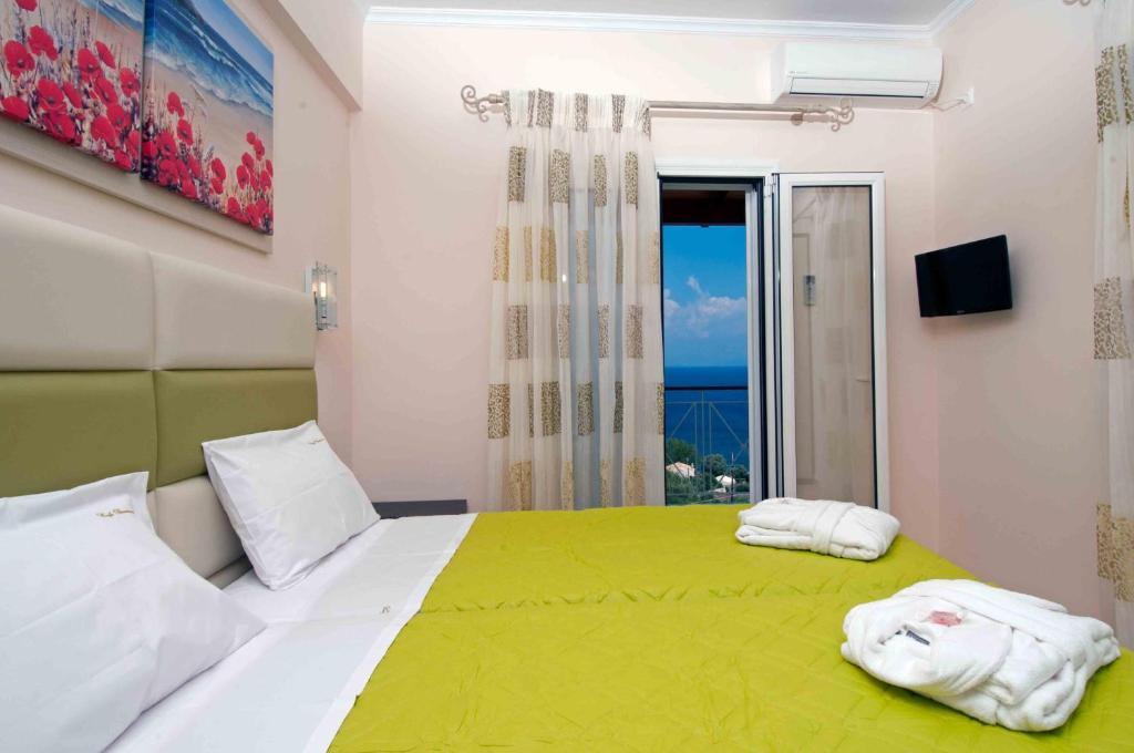 Brentanos Apartments - A - View Of Paradise Gastouri  Zimmer foto
